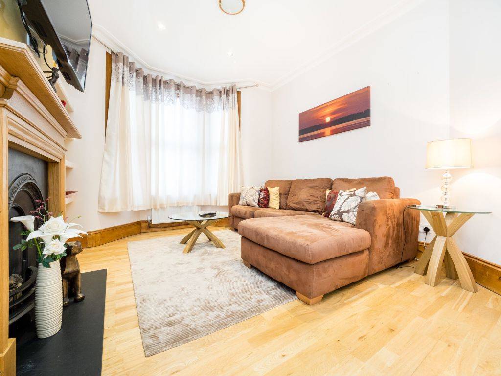 3 bedroom apartment in Forest Gate – LON-763539