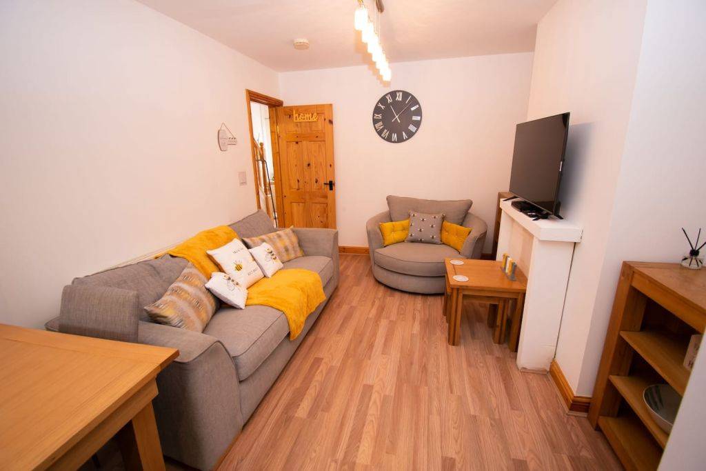 Semi-detached house in  Bury – UBK-969558