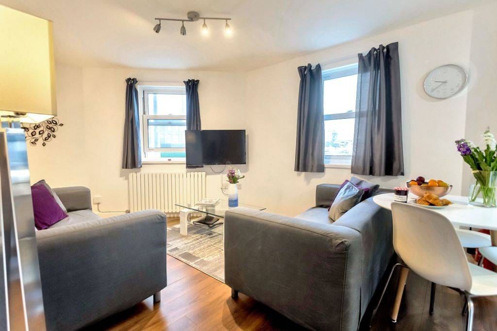 Light and airy 3 bedroom apartment in central location – great for family and friends – GBP-455255