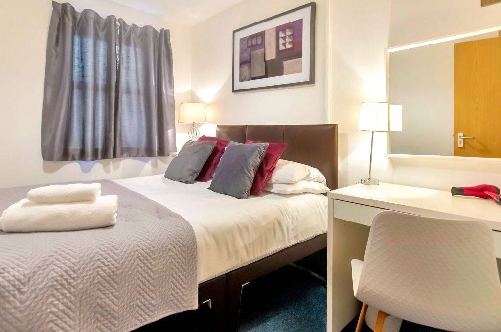 Light & airy apartment – GBP-398369