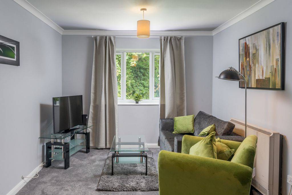 1 Bedroom Apartment near Crawley Centre w/PARKING – UBK-446196