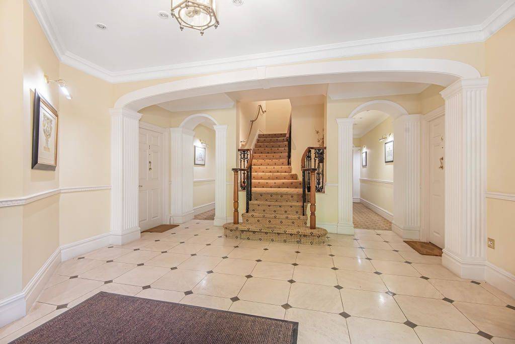 Spaciuos 2 bedroom apartment a short walk away from the village of Harrow – UBK-47202