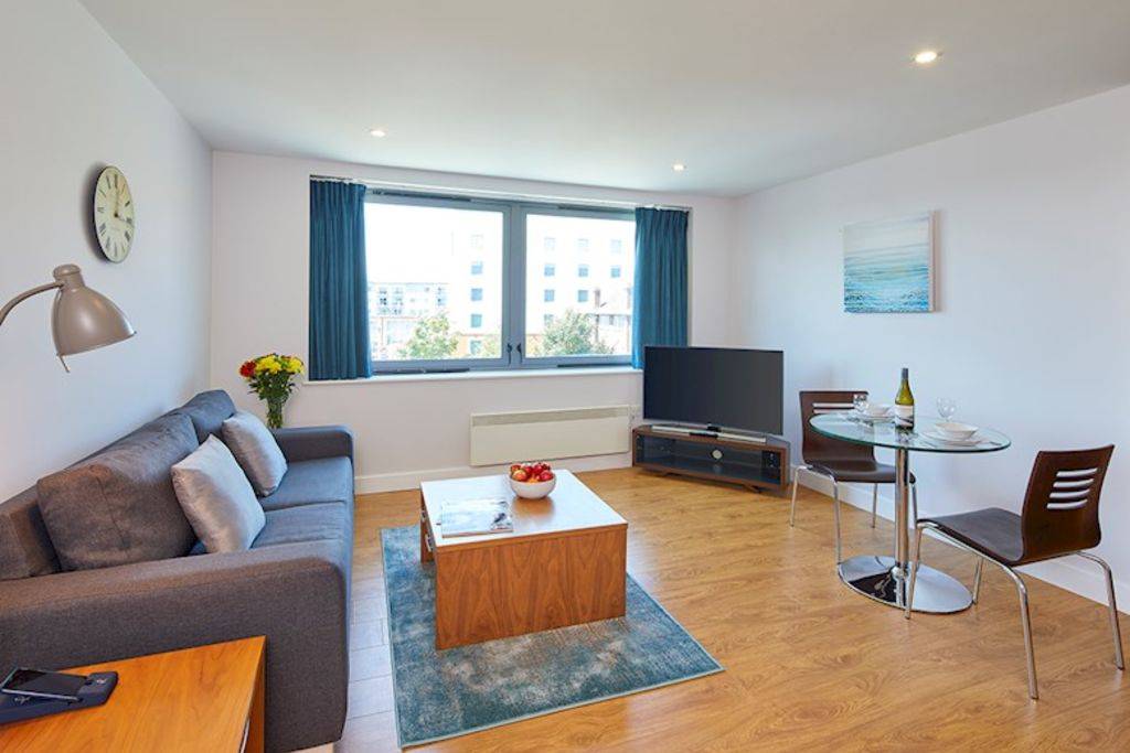 Stylish one-bedroom apartment in the heart of Farnborough – UBK-948852