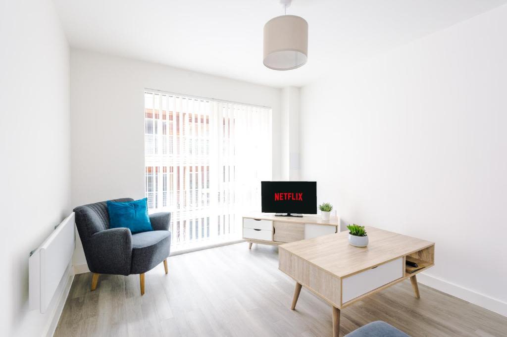Premium 2 Bedroom serviced Apartment with Balcony & Secure Parking – Central Manchester – MAN-135227