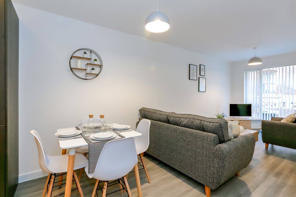 Premium 2 Bedroom serviced Apartment with Parking & Balcony- Central Manchester – MAN-486750