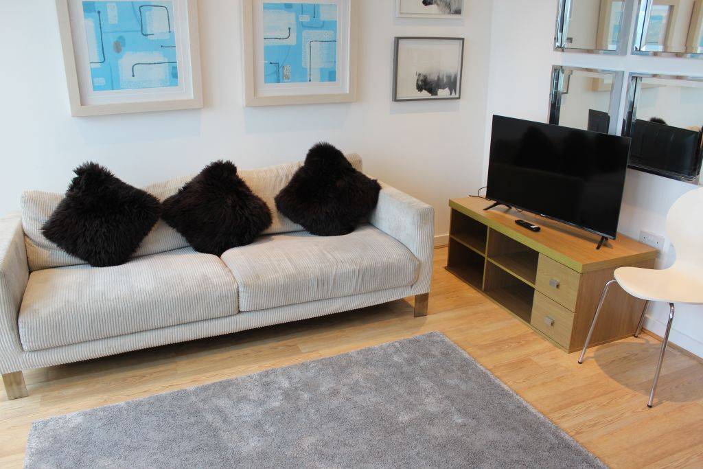 2 Bedroom Apartment in Gunwharf Quays (with Parking) – UBK-671589
