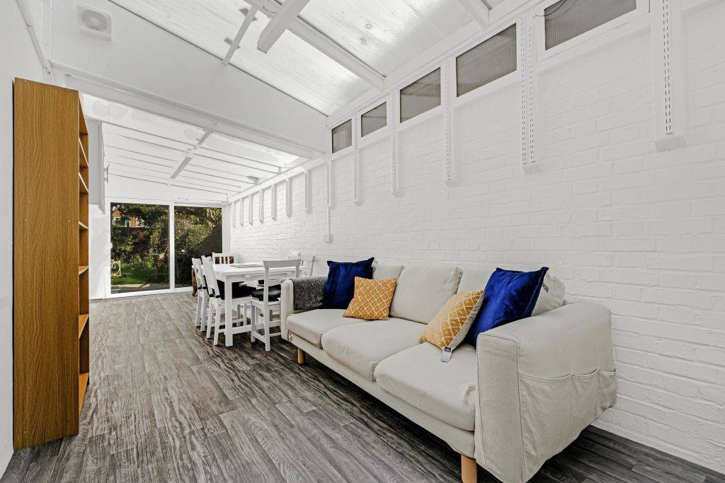 Two-storey houseo with 5 bedrooms  just south of Heathrow Airport – UBK-765032