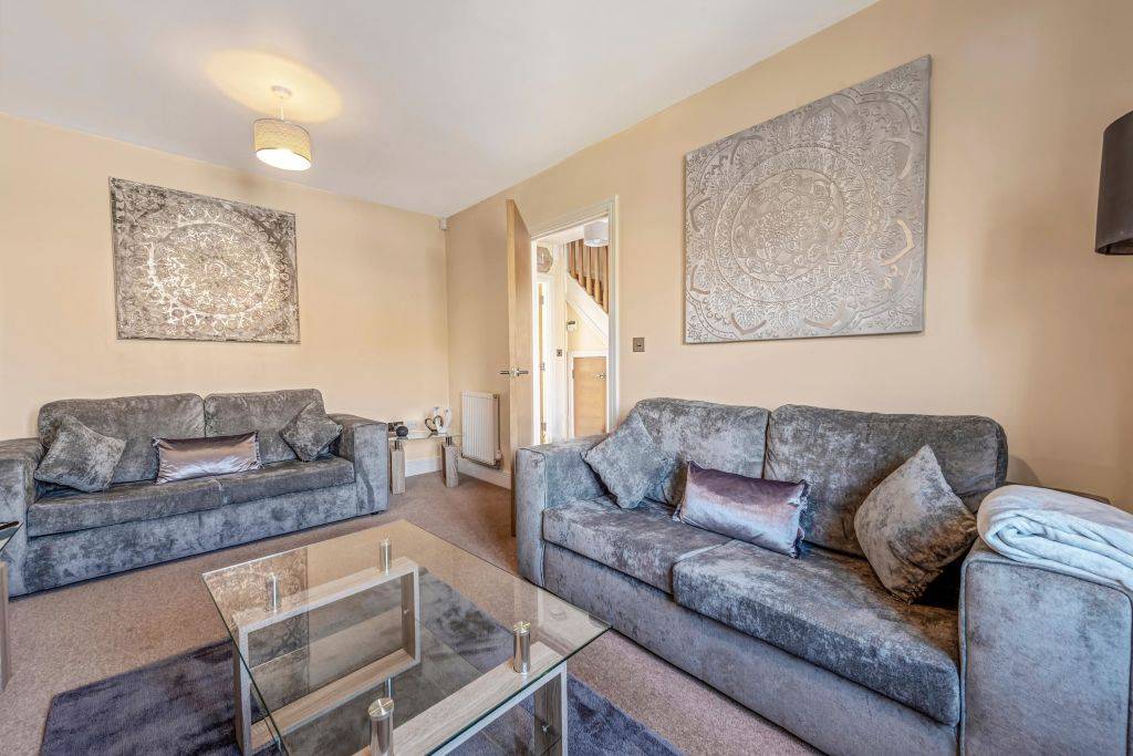 3 bed- apartment close to London Heathrow Airport – UBK-929020