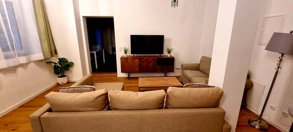 Beautiful and fully furnished apartment next to Patch Barracks – STG-976360