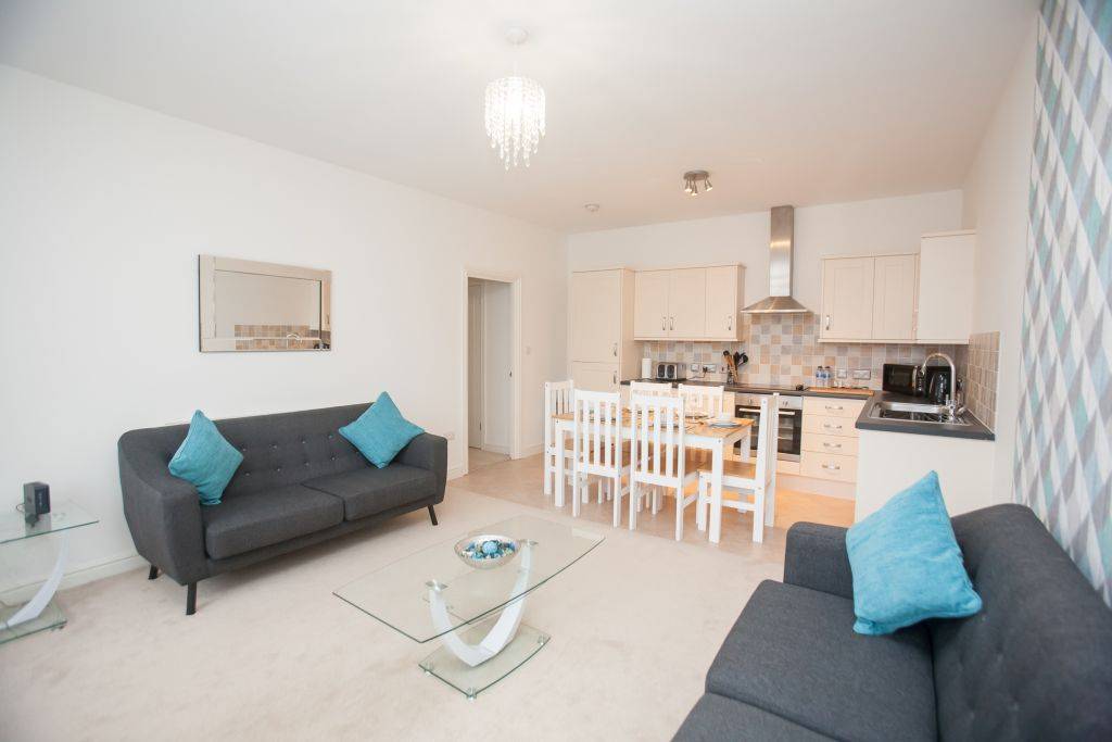 Centrally Located, Luxury Two Bedroom Apartment with En-suite in Swindon – UBK-370917