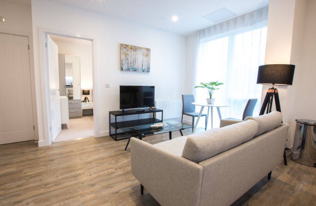 Newly refurbished apartment with separate office in Central Swindon – UBK-770919