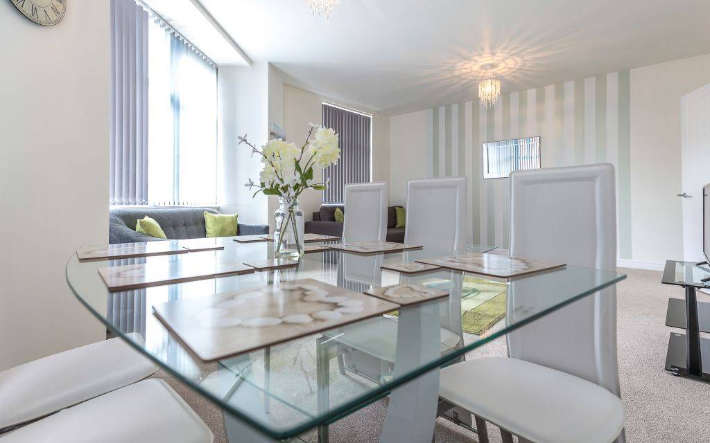 Luxury Two Bedroom Apartment with En-suite in Swindon – UBK-663413