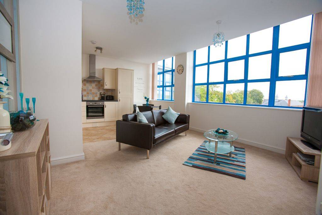 Centrally Located, Luxury Two Bedroom Apartment with En-suite in Swindon – UBK-320392