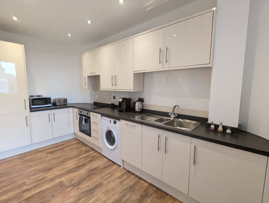 Newly refurbished apartment in central Swindon – UBK-443776