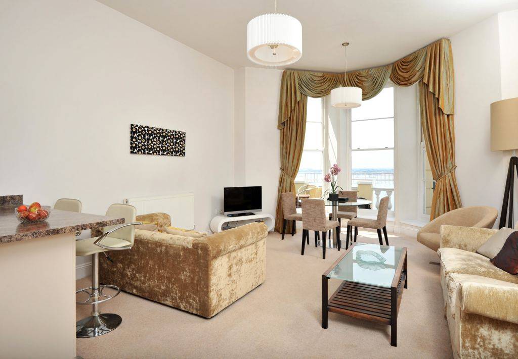 One bed apartment with juliette balcony and sea view – UBK-908865