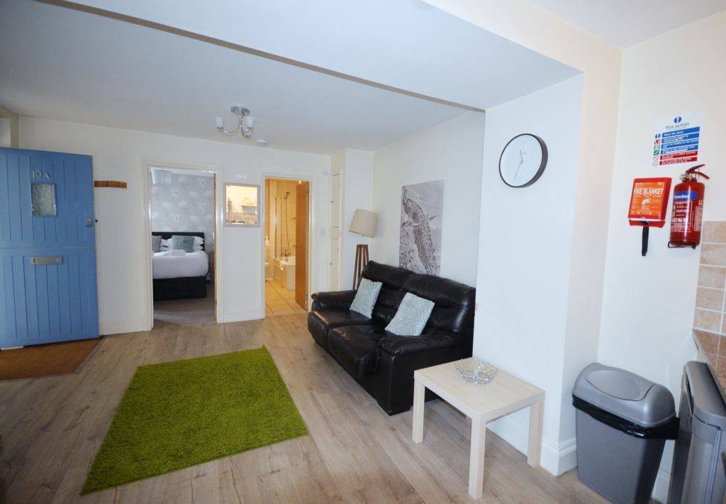 One bed apartment in coaching mews in great central location – UBK-664332