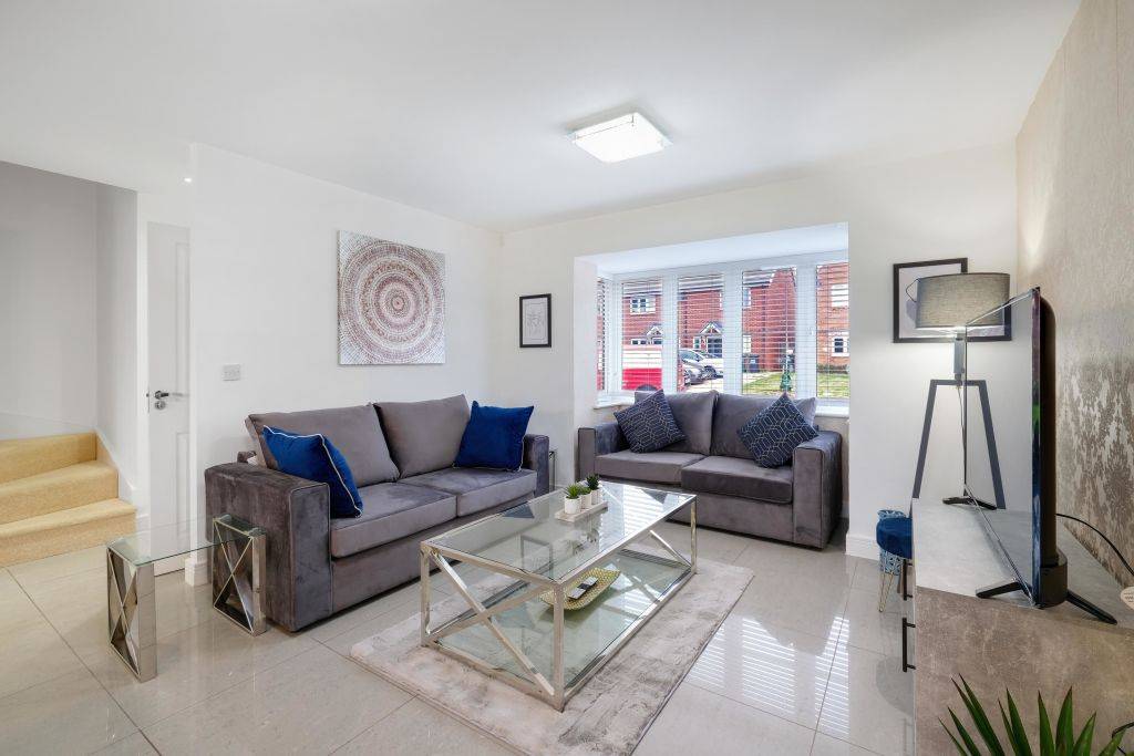 Luxury 5 bedroom Serviced House Leavesden With 4 Bathrooms and Parking – UBK-465956